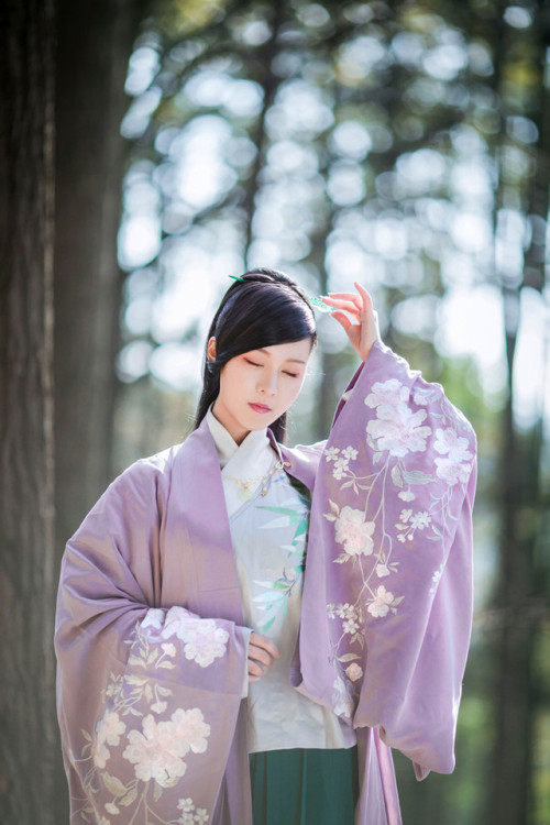 This beautiful model is displaying hanfu(汉服) which is the traditional dress of the Han Chinese peopl