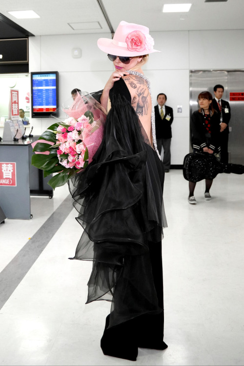 ladygagacandids: Arriving at Narita Airport in Tokyo, Japan on Nov. 1