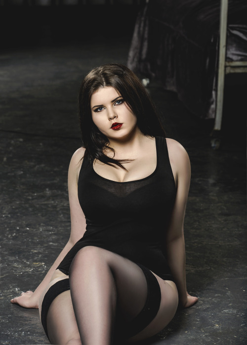 xlsize: Curvy Gothic Model