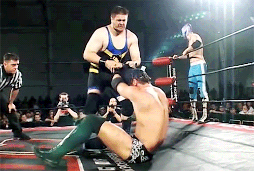 mith-gifs-wrestling - Kevin uses Tyler Black’s shirt to rude...