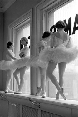 semioticapocalypse:  Alfred Eisenstaedt. Intermission. The American Ballet. 1937  [::SemAp FB || SemAp::]