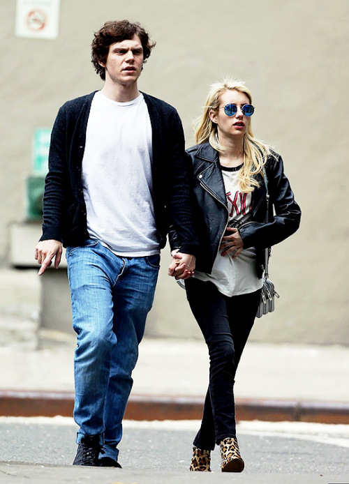 tvandfilm: Emma Roberts out and about in NYC with Evan Peters (5/6)