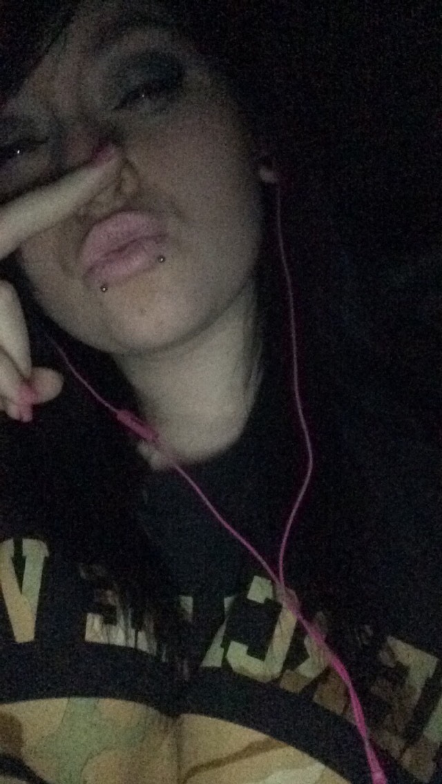 neverhaveifeltsoaliveee:  Im bored come be my friend! Add me on snapchat; nebulakitten4