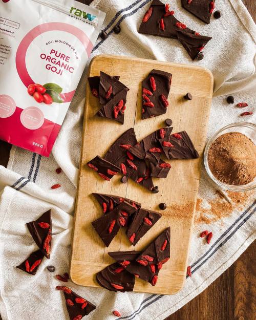 Goji Berry Chocolate Bark (3 Ingredients)