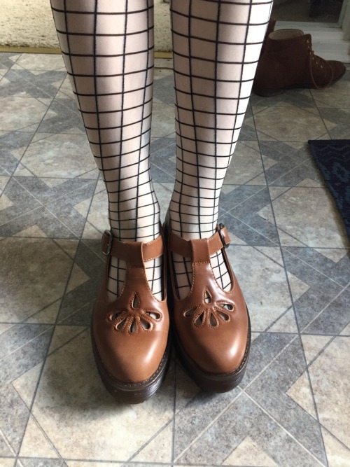 menstrualcramps:My packages arrived hi househunting, this is me, i have cute shoes, and i am cute to