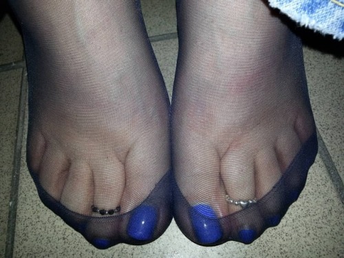 More secret #pantyhosefeet #nylonfeet fun at work (in mens room)#feet #foot #footfetish #footworship