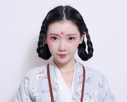 chinaism:  汉服发型，妆容（Chinese Hanfu Hairstyle and Makeup ） cr:弥秋女怪兽