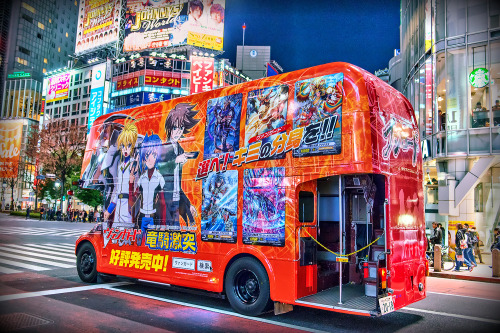 &ldquo;Cardfight Vanguard: Clash of the Knights &amp; Dragons&rdquo; bus at Shibuya Scramble.