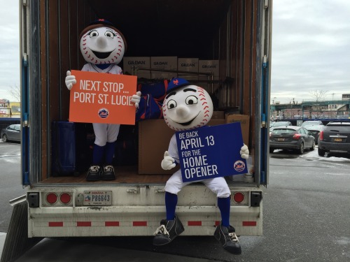 mets:  Happy Truck Day! Mr. and Mrs. Met helped pack up the team truck that’s headed to Port St. Lucie, Florida for Spring Training! 