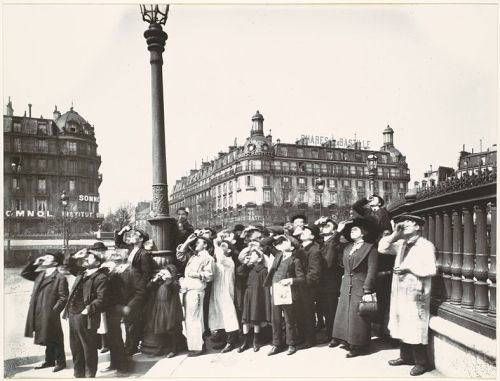 A total solar eclipse occurred on April 17, 1912 Eclipse, Paris. - Terre-plein de la place de la Bas