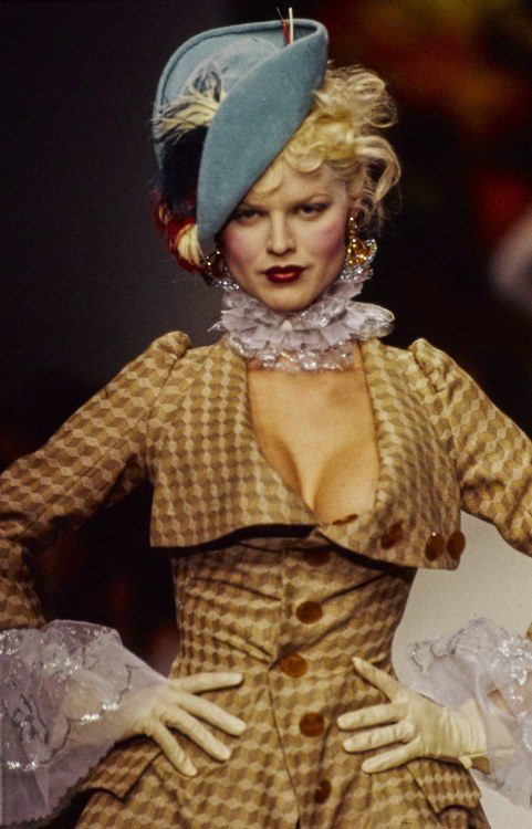 kravchenk0:Eva Herzigova at “ La Cocotte”, Vivienne Westwood A/W 1995 ready-to-wear.