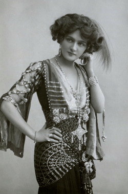  Lily Elsie c.1907  via http://historiasdecarmenr.blogspot.com