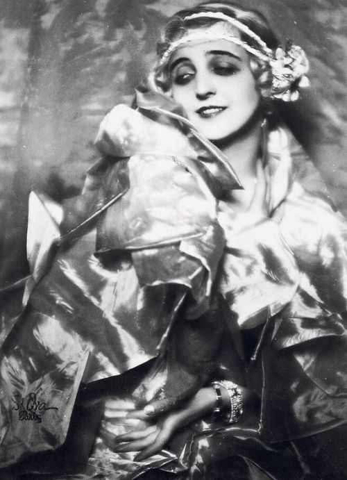 Dancer Maria Ley by d’OraMadame d'Ora :: Die Tänzerin Maria Ley Piscator, probably 1920s. | src Der 