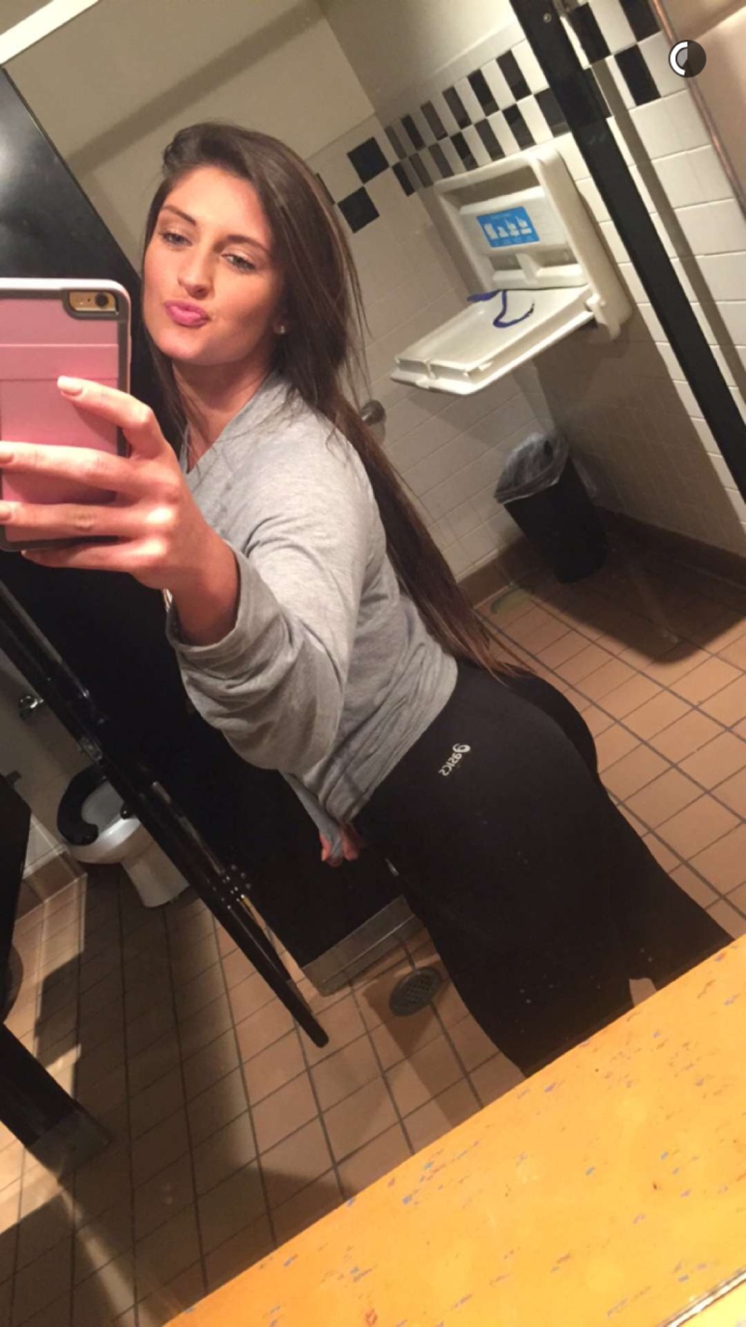 girls-in-yogapants:  Gorgeous… yoga pants…Thank you @locomexicutioner