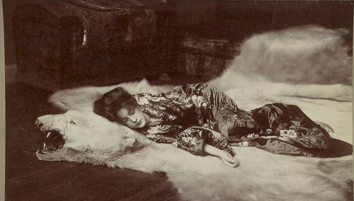 Evelyn Nesbit in Stanford White’s Japanese kimono, posed at Campbell Art Studio in NYC. Courtesy of 