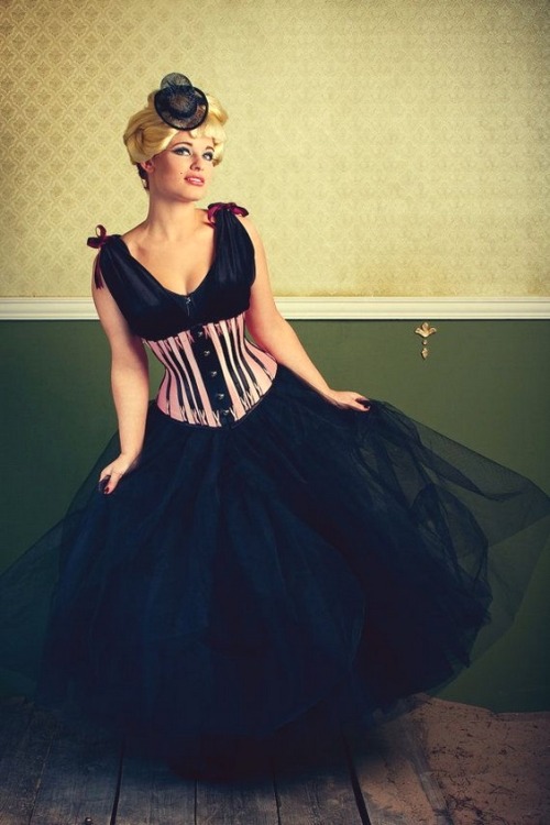 sexy-in-corset:  Corset