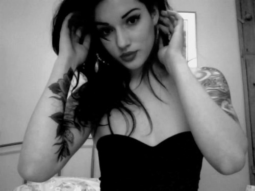 tattooedwomenarebeautiful:  inksation:  Uh   someone knows her name?
