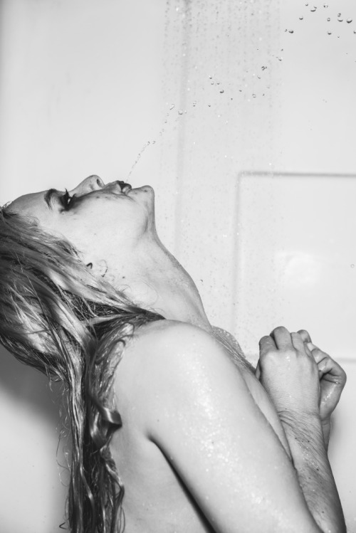 gilphotography:  Some awesome NSFW shots jordanbunniie and I took a few months back finally got published! (via SHOWERS - GIL RIEGO + JORDAN BUNNIIE {DUOS!}) 