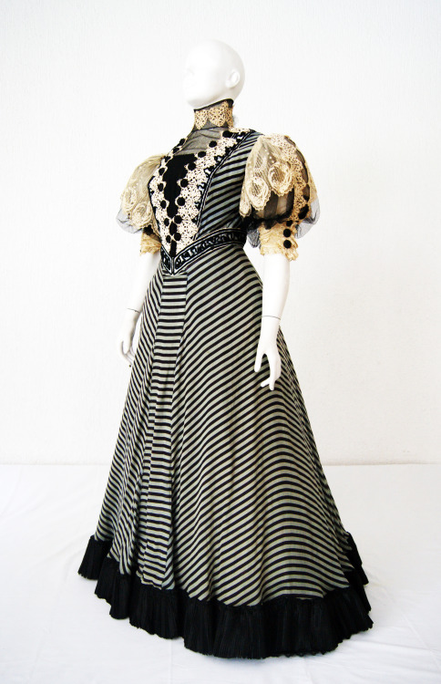 hierophilic:fripperiesandfobs:Dress ca. 1900From the Patrimonio Histórico Familiar@vinceaddamsOooh, 