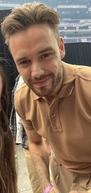 Liam with fans today at VeeCon (x, x) - 21.05