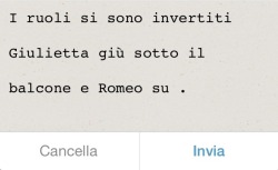 I ruoli si sono invertiti Giulietta giù sotto il balcone e Romeo su. la-ragazza-comune