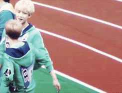 sapphirebluephoenix:  I dont even remember what hunhan did at idol olympics other than this.and speed walking 