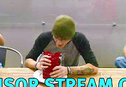 nightmareloki:  ladrats: {Michael eats the 5lb Gummy Bear Challenge}  Oh my god