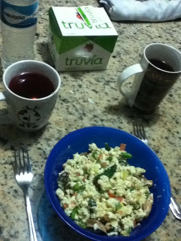 Dinner with my little sister: Scrambled white eggs with tomato, onion, zucchini, pepper, spinach and mushrooms, and Jamaica flower and green tea.
I feel really proud because my sister loved it, considering she HATED spinach and didn’t like mushrooms...