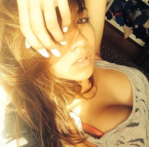 three-way-dreamer:  yellow-fever-asia:  Asian Selfies  My kind of girl