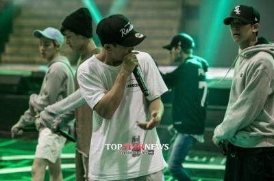 [Official Photo]
iKON during their Concert Rehearsal.
©TopStarNews
Is that Chanwoo? 😱