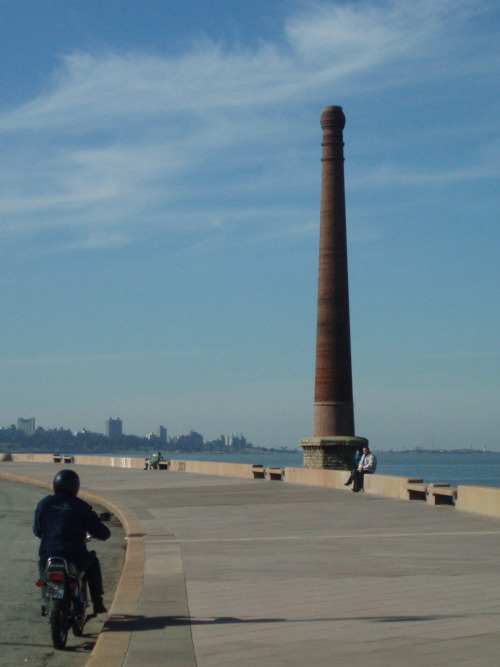 Paseo del mar con una moto y una chimenea, Montevideo, Uruguay, 2007.