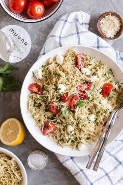 foodfuck:  light caprese spaghetti with creamy