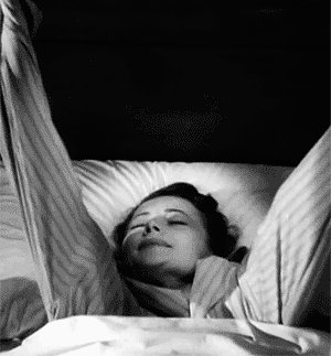 julietcappulets:Olivia de Havilland wakes up in strange surroundings (and in a strange