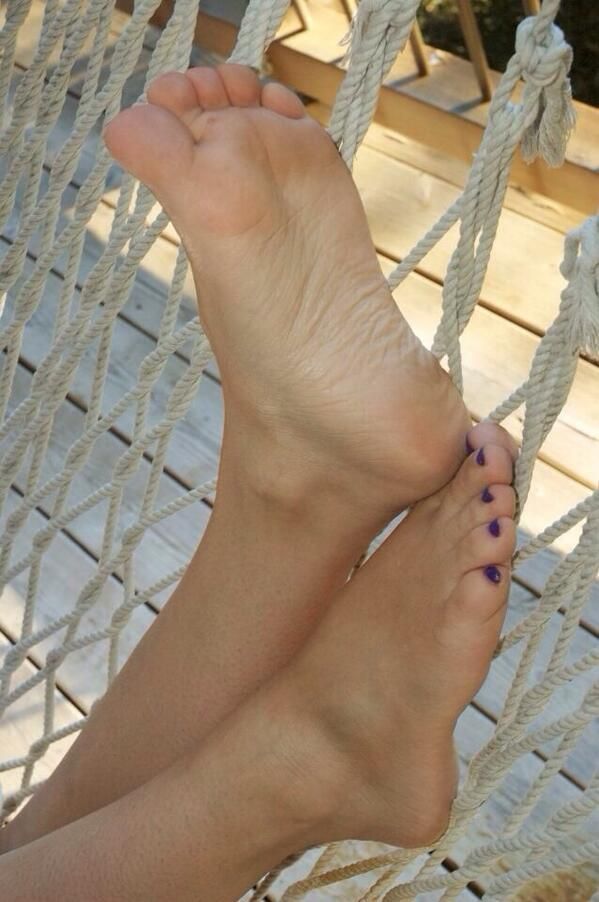 onlythebesttoesucker:  daveysmitty:  sexy-feet:  Sexy Feet  💋   Don’t cha love