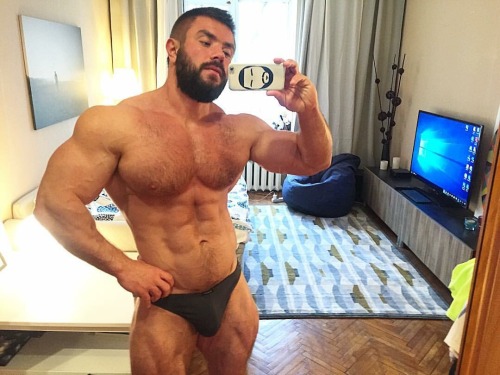 drwannabewannabe:  tufas:  Leo   Leo Bartenev