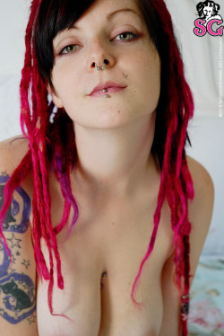anothersuicidegiirl:  Riae in the set….for