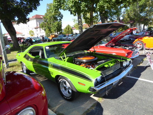 fromcruise-instoconcours:  Dodge Challenger T/A, a small block track beast tamed a bit for road use.