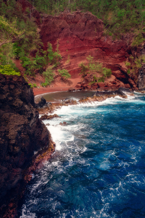 0mnis-e: Rock, Sand And Beach, By Xabier Urra. Hana, Hawaii, USA