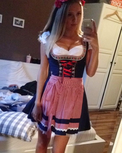 >> Even more sexy Dirndl Babes