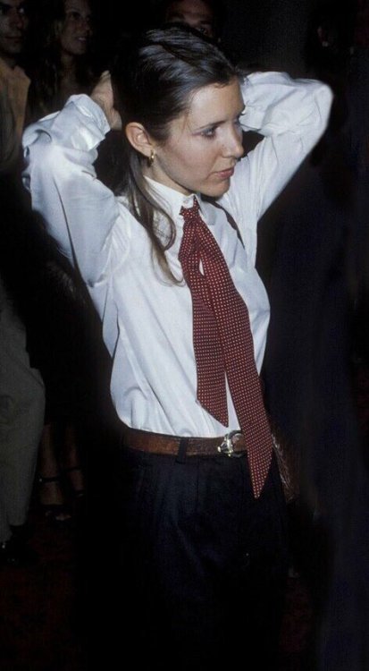 theorganasolo:Carrie Fisher in a suit