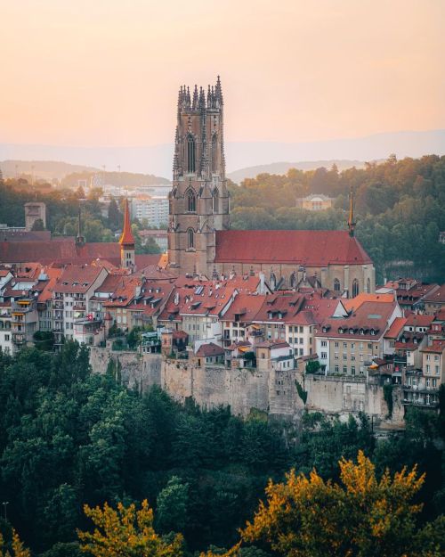 Anzeige - Thanks to @regionfribourg i was able to visit their beautiful and multi-faceted region again after I fell in love with it during my first stay.
First Stop on my trip: Fribourg, a historic gem in the middle of Switzerland.
The city, nestled...