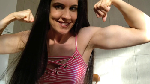  Flexing bicepshttps://onlyfans.com/muscular_goddess16 