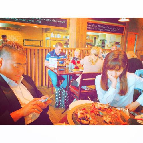 Akane Hotta / 堀田茜さんはInstagramを利用しています:「good night… 出川さんと食後の一コマ。 私寝てる。」