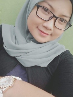 melayuterakhirbogel:  kongsiawek:  Pakai tudung biasa2 je. Bila bukak tudung wow…  Cute&helli