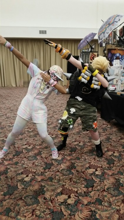 pinksugarprince:  MY DREAMS HAVE COME TRUE!!!!!! Finally got to see an awesome Junkrat cosplay in person aaagh!! Cosplayer is @kaitexel who is also an amazing artist and draws Jamie equally nice. :D (sorry for low quality selfie bad lighting)