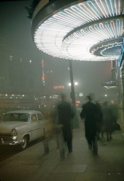 birdsong217:  Carl MydansPiccadilly Circus in Fog, London, 1952.