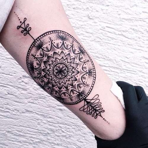 did-you-kno:  mymodernmet:  Meticulously Elegant Tattoos Created with Thousands of Intricate Dots  Yes, please. 