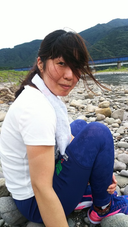 erolady: imotasojakan:里美とランニングした後ホテルに直行。 そのままシャワーを浴びずにセックス 里美は「チンポしょっぱい❤️」と言いながらフェラしてきたので、俺も69でクンニ 里