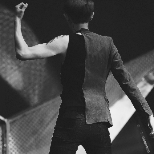 cheolyans:  Chanyeol’s body porn щ（ﾟДﾟщ）  