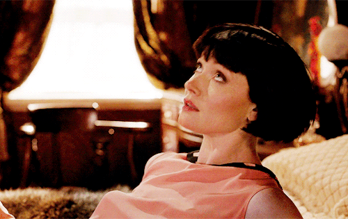 laurengraham:i hope you’re not concealing a dangerous weapon under that skirt.i’m concealing a lot o